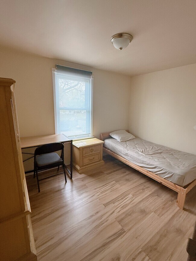 Chambre plus petite - 877 Marion Av