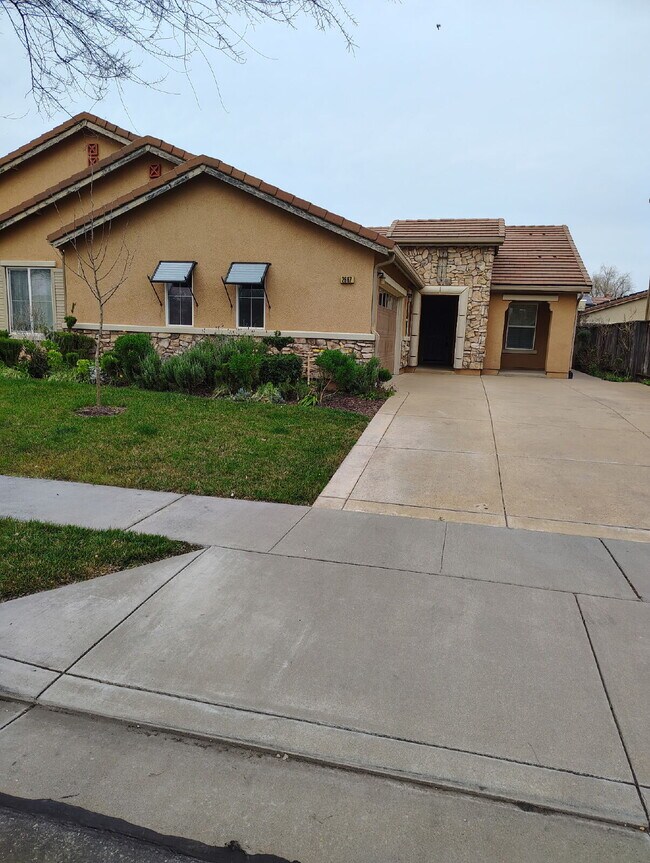 Building Photo - Bonus Office/Den, New Flooring, New Appliance, White Plantation Shutters throughout, Landscaped y...