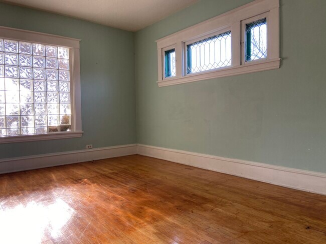 Living room - 130 W 28th St