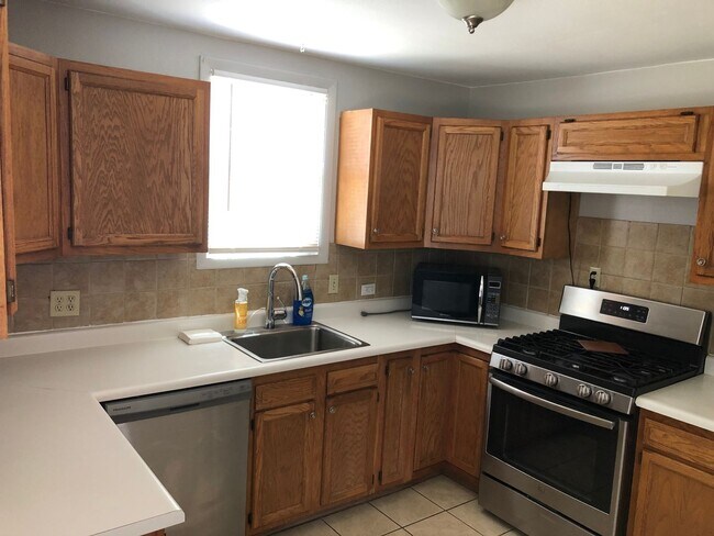 Building Photo - 2 Bedroom/1 bathroom unit in Multifamily  ...