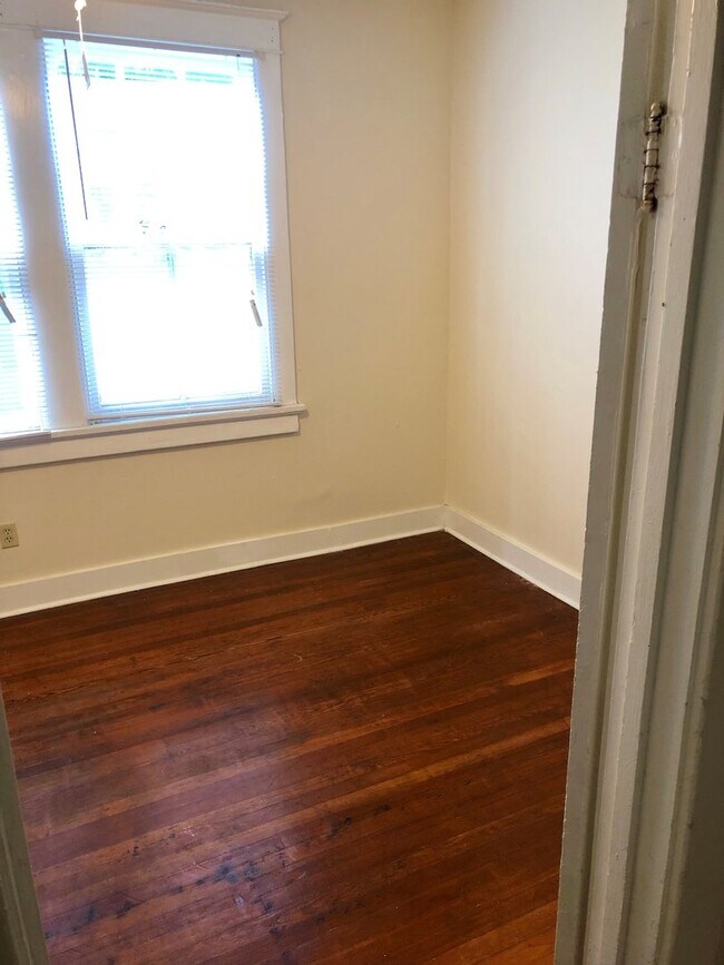 Foto del edificio - Spacious 3BD, 2 Story Home, Two Full Baths, & Driveway! Backyard Too