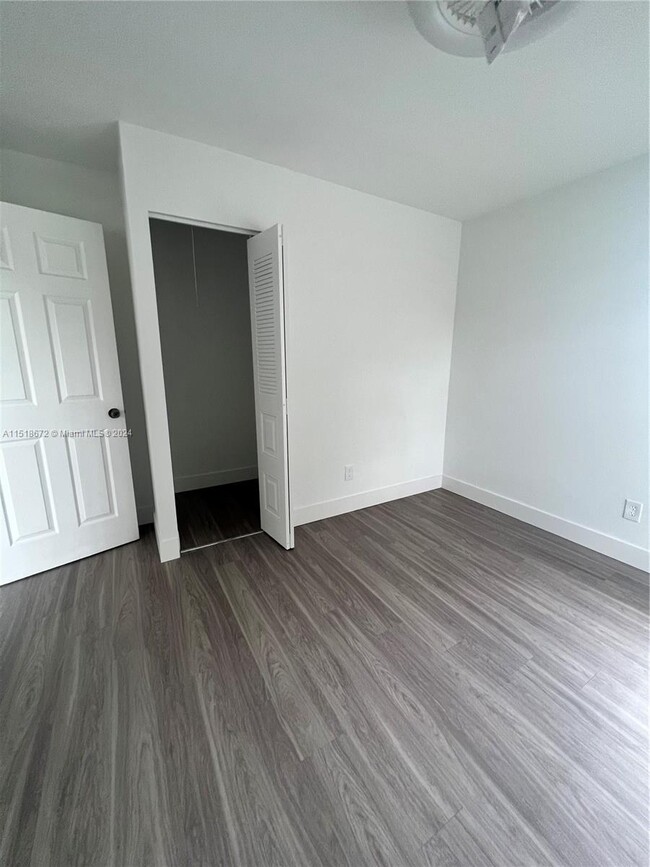 Foto del edificio - 841 NW Riverside Dr