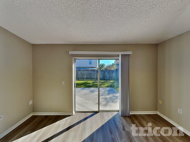 Foto del edificio - 7354 High Bluff Rd N