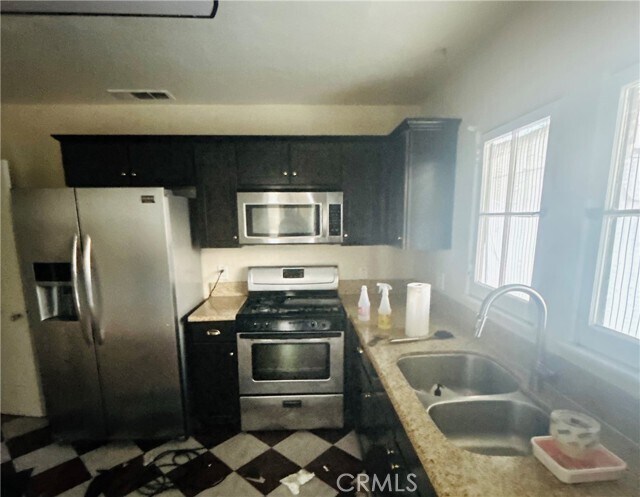 Foto del edificio - 6332 Brockton Ave