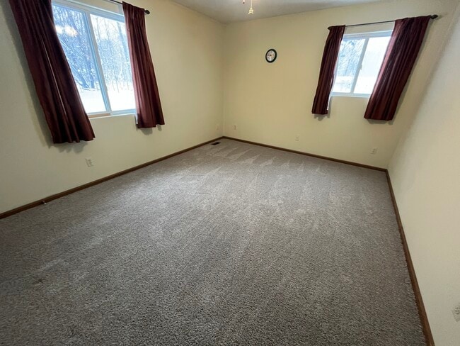 Building Photo - 633 Airway Dr