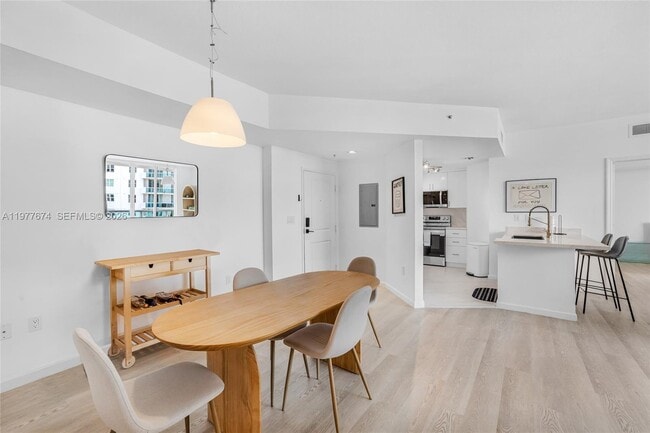 Foto del edificio - 7910 Harbor Island Dr