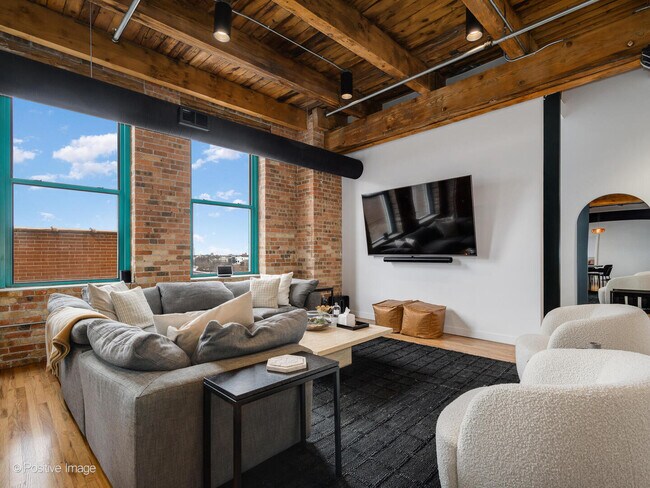 Foto del edificio - 312 N May St