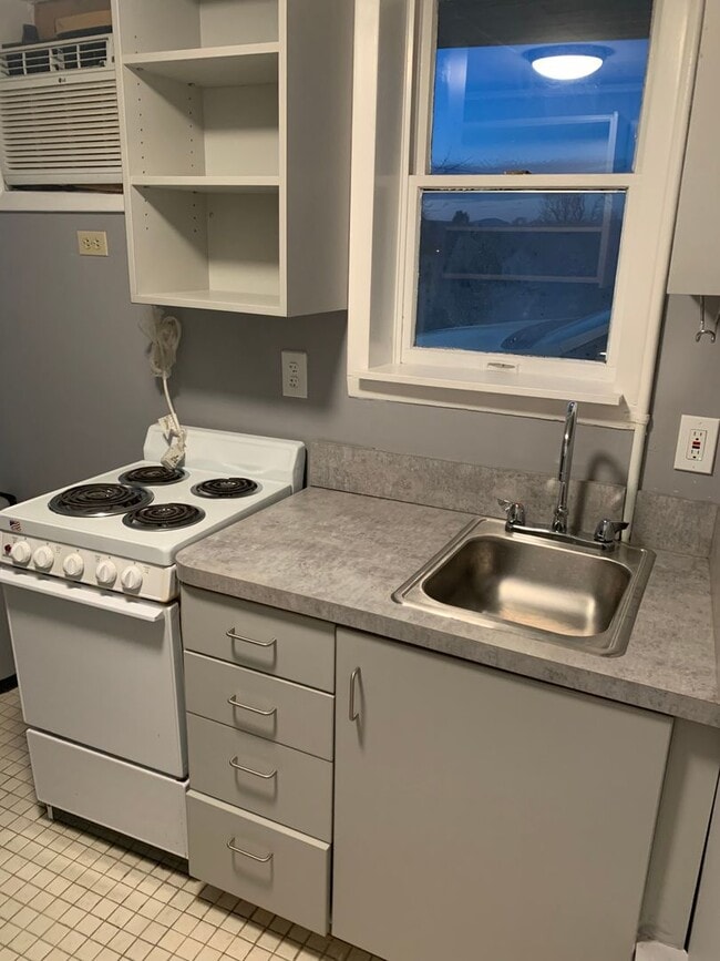 Building Photo - Spacious 1-Bedroom Apartment with Parking & Shared Yard — Midtown Kingston