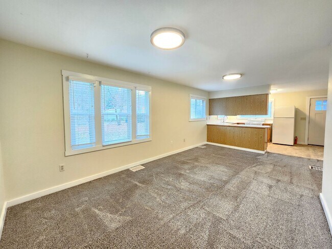 Foto del edificio - $1,650 - 2 Bed / 1 Bath Spacious House in Latah Valley Neighborhood