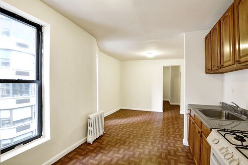 Building Photo - 470 E 70th St