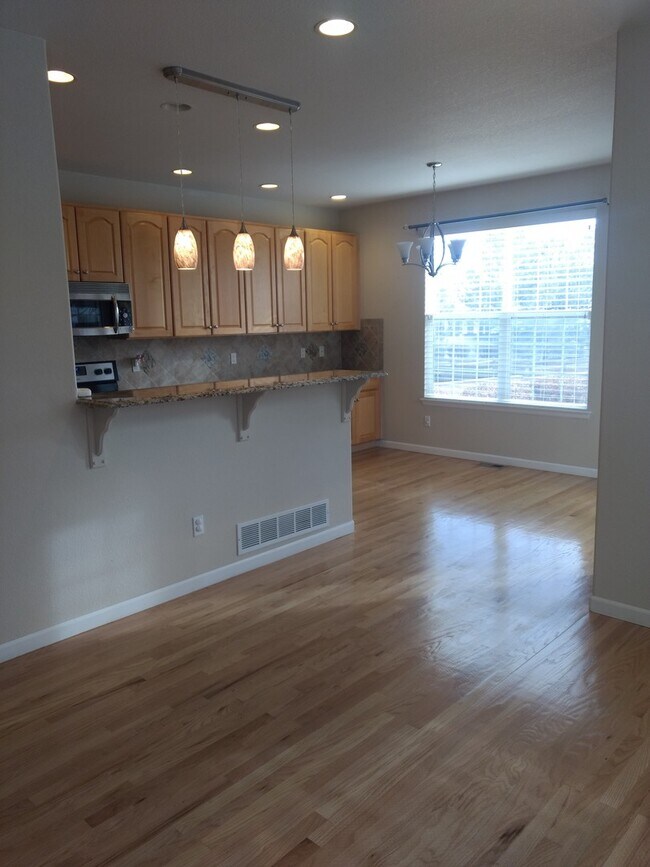 Foto del edificio - 2 bed/3 bath with spacious finished basement!