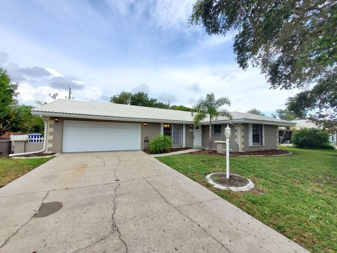 Primary Photo - Updated 3 bed/ 2 bath Located in Sorrento ...