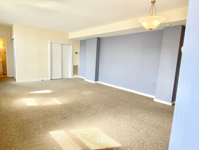 Foto del edificio - City Living!  Very Spacious 1 Bed 1 Bath W...