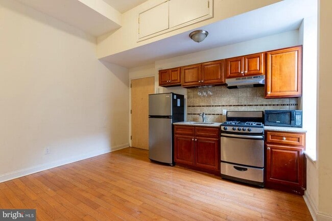 Building Photo - 3017 W Girard Ave