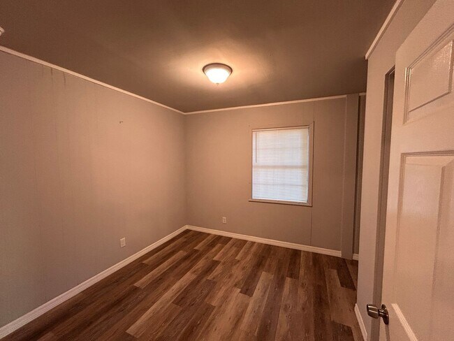 Foto del edificio - COMPLETELY REHABBED 3/2 with Double Garage...