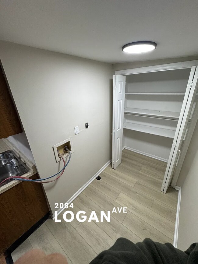 Foto del edificio - 2084 Logan Ave