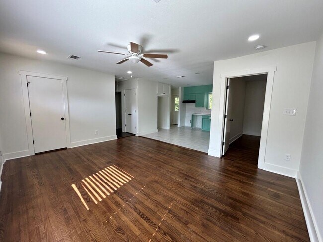 Building Photo - 307 Lois Wright Cir
