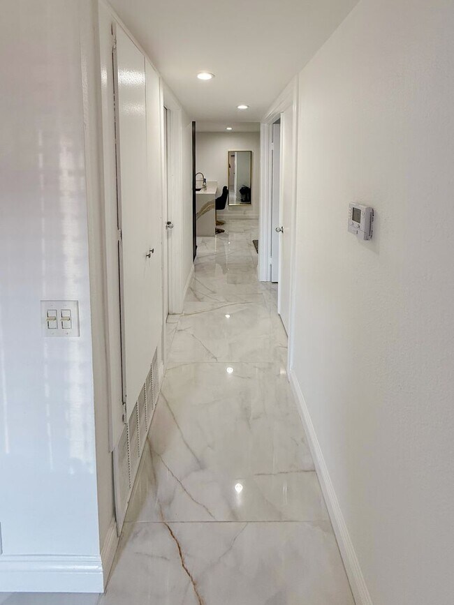 Foto del edificio - Renovated 3 Bedroom, 2 Bath Townhome with ...