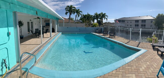 Heated Pool - 410 SW 47th St