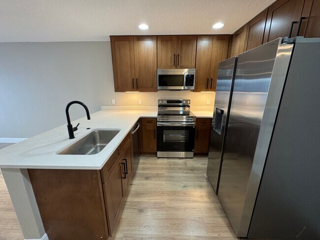 Foto del edificio - Fully Renovated Townhome | Modern Quartz K...