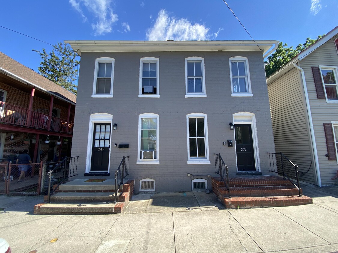 Primary Photo - 251 E Catherine St