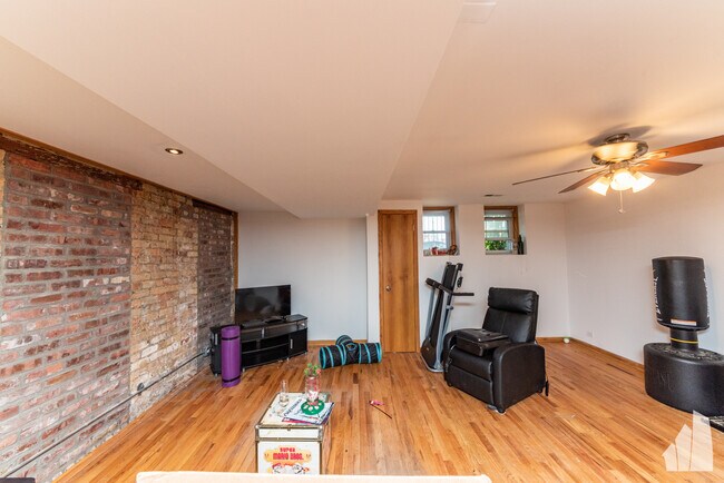 Building Photo - 1535 W Leland Ave