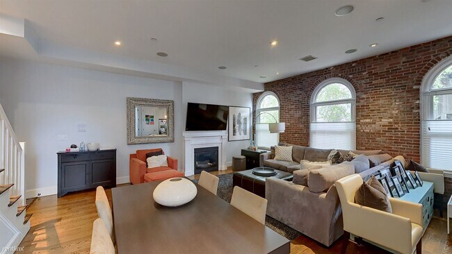 Foto del edificio - 3 br, 3.5 bath  - 456 W 4th St # 202