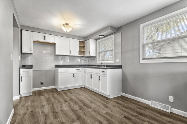 Building Photo - Big, Bold, and Beautiful Upper Unit!