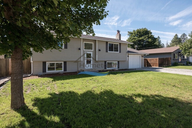 Building Photo - 3 Bedroom 2 Bath home with unique charm right off of 15th in Coeur d'Alene!