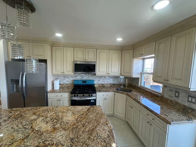 Building Photo - 109-19 Ditmars Blvd