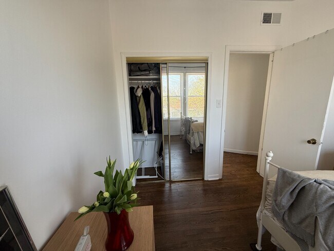 Foto del edificio - Rogers Park 1 Bed 1 Bath/ Dog Friendly / Top Floor Unit