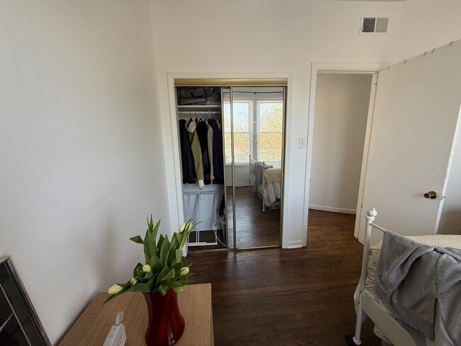 Building Photo - Rogers Park 1 Bed 1 Bath/ Dog Friendly / Top Floor Unit