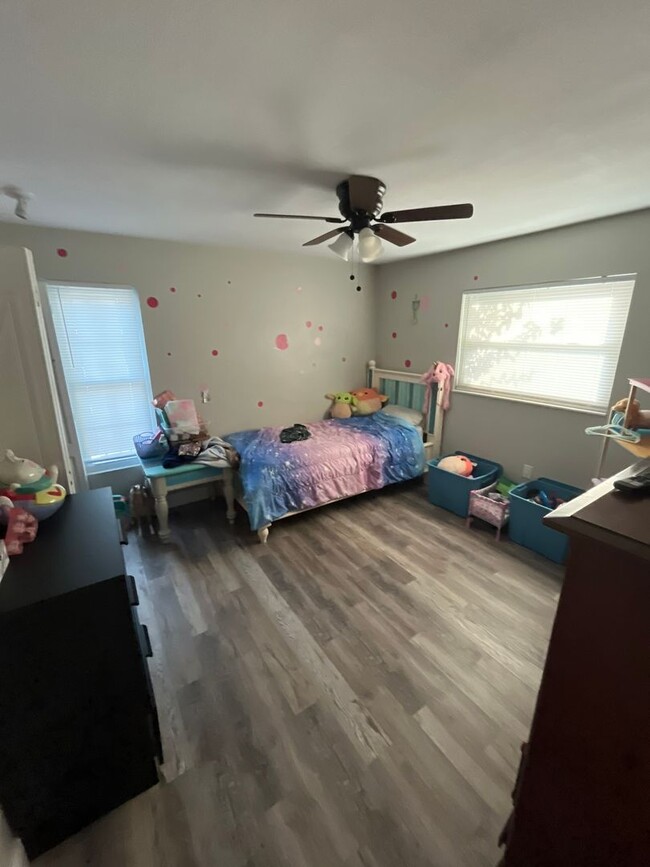 Building Photo - 2/1 UPDATED UNIT in a Triplex