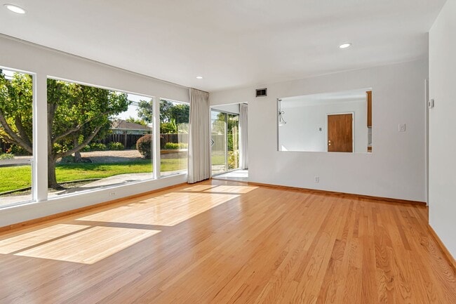 Building Photo - Charming 3-Bedroom 2-Bathroom Home in Sant...