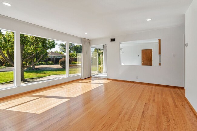 Foto del edificio - Charming 3-Bedroom 2-Bathroom Home in Sant...