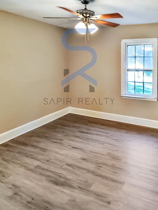 Foto del edificio - Move in before December 15th and choose your reward: a $250 Amazon Gift Card or a 55" Smart TV!