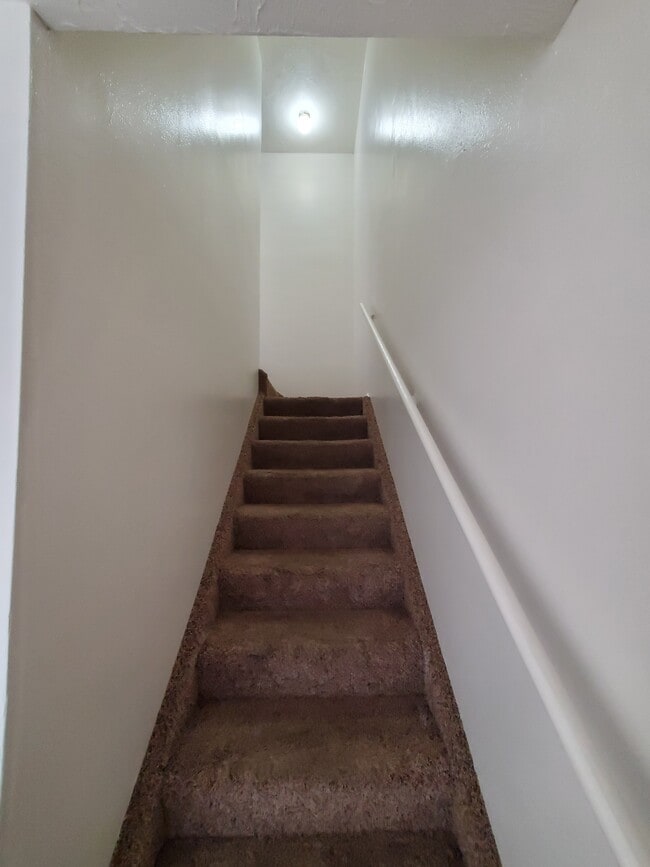 Building Photo - 1524 Falcon Dr
