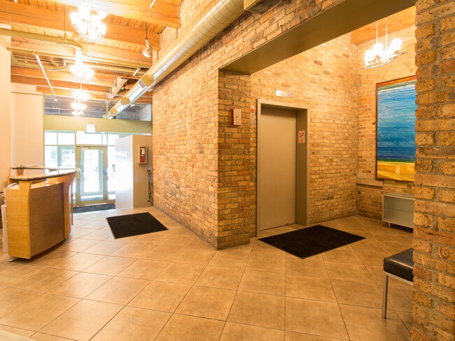 Foto del edificio - 225 W Huron St