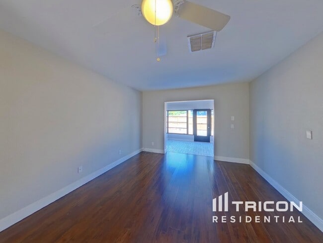 Foto del edificio - 1906 Radcliffe Dr N