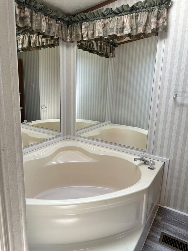 Building Photo - Centrally Located 3 BD 2 BA Modular Home