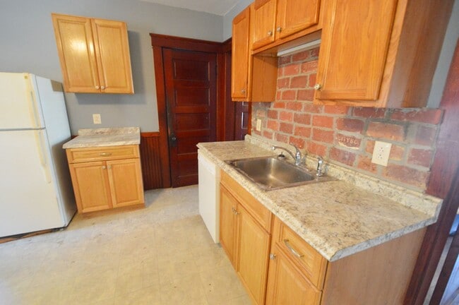 Building Photo - 53 Forest St