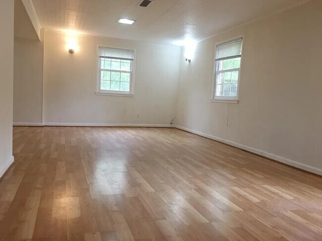 Building Photo - 9132 Braeburn Dr