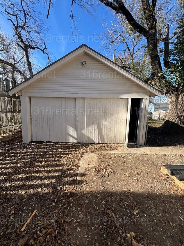 Primary Photo - 2 bedroom 1 bath available NOW!