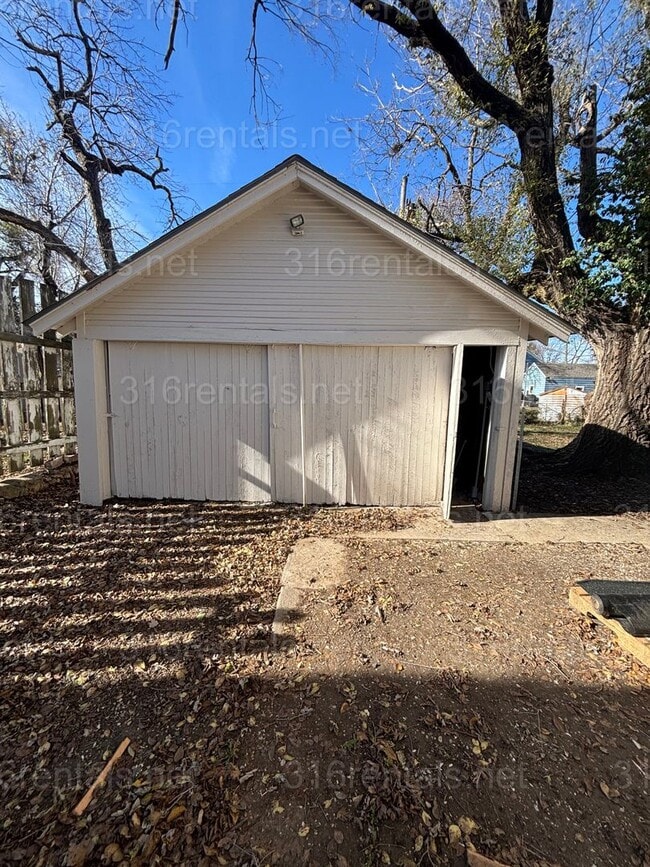 Building Photo - 521 N Summit St