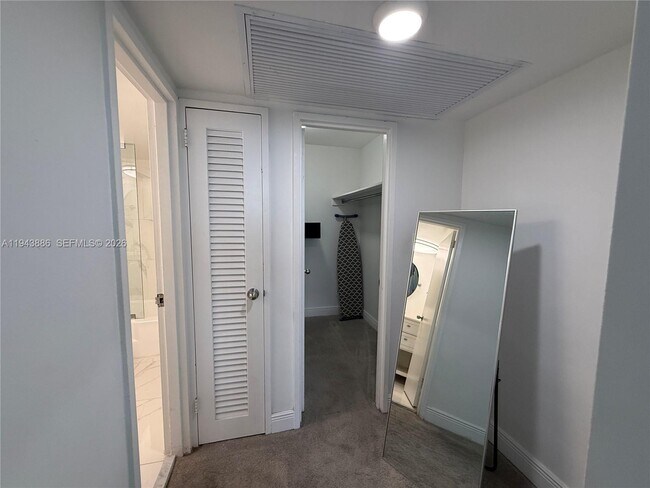 Foto del edificio - 5101 Collins Ave