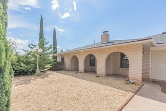 Building Photo - 3 Bedroom 2 Bath Home