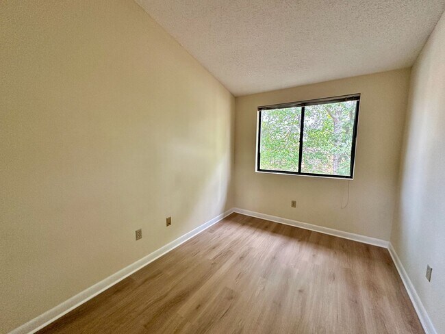 Building Photo - 103-11 Turtle Creek Rd