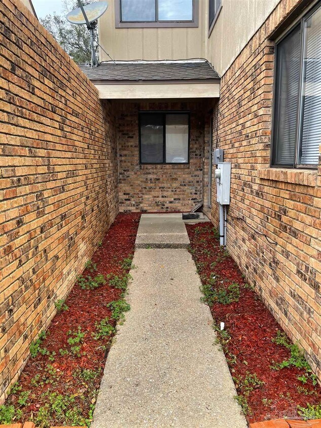 Primary Photo - 2810 Villager Cir