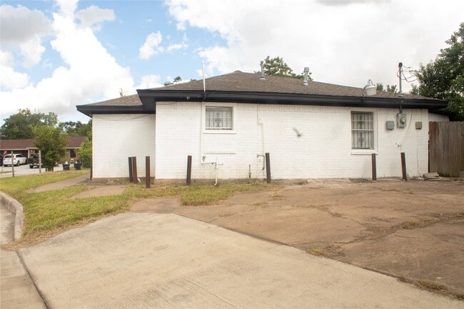 Building Photo - 5302 Anzio Rd