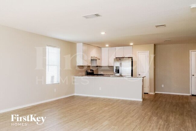 Building Photo - 10703 Vinateros Dr